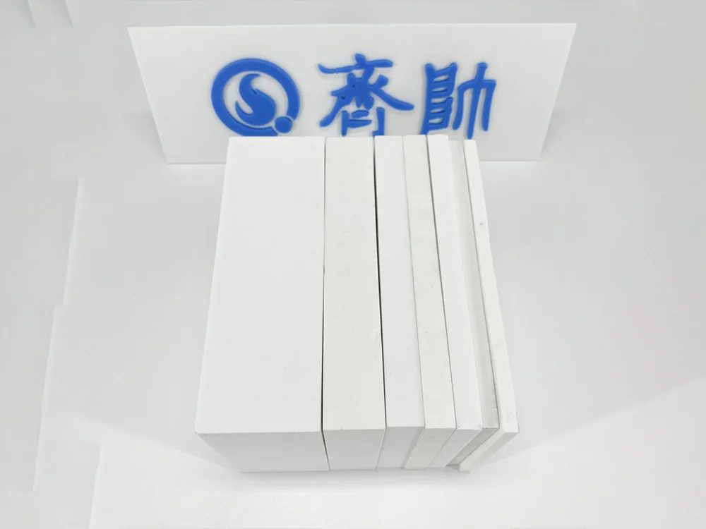 Vilket material är aluminiumoxidkeramisk platta?